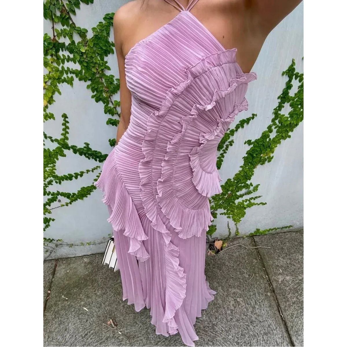 Vestido plisado con detalle de volantes