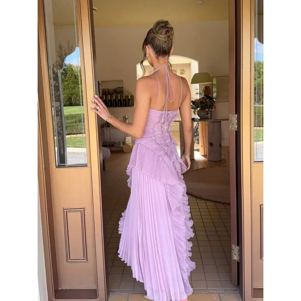 Vestido plisado con detalle de volantes