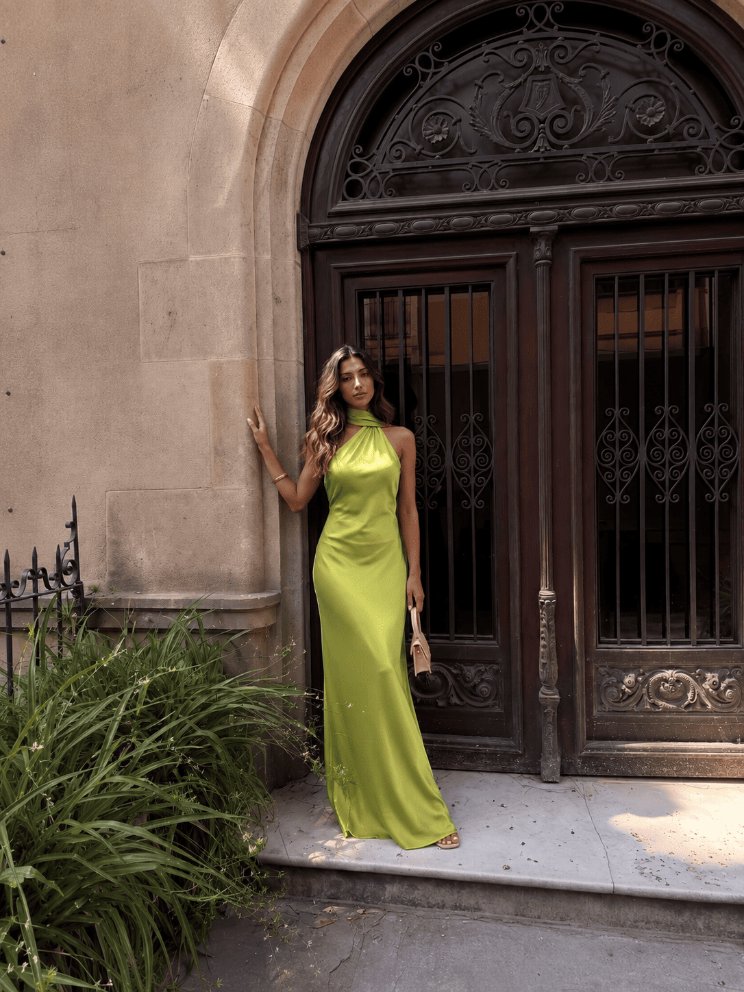 Vestido largo satinado con cuello halter Verde