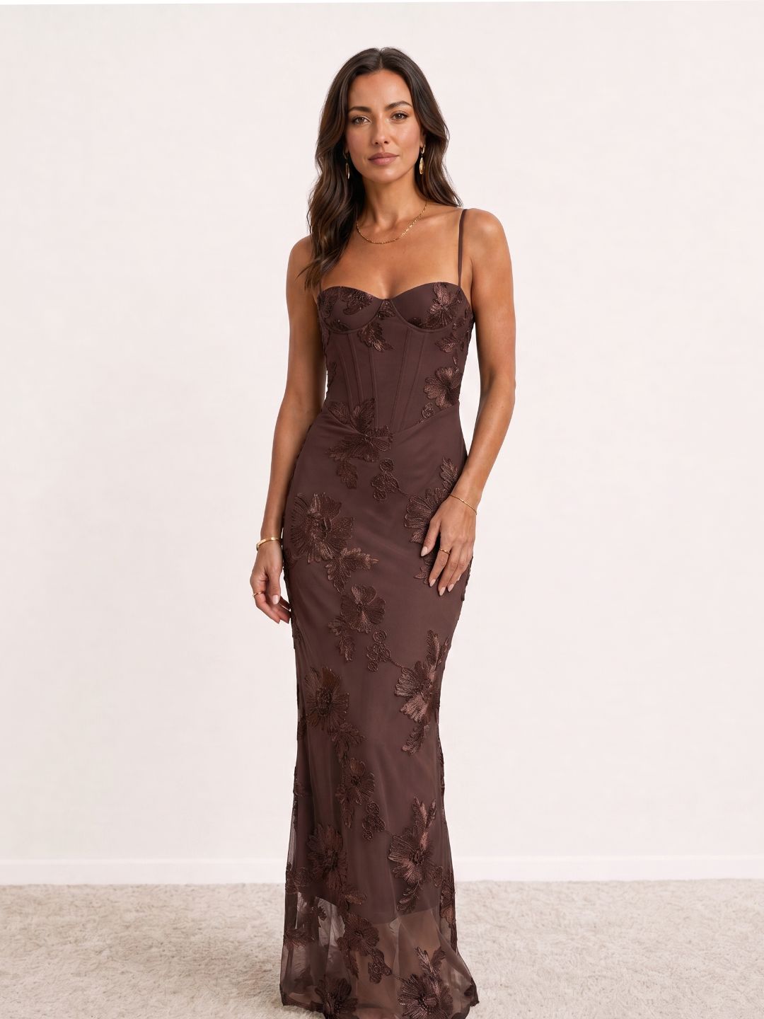 Vestido largo bordado con tirantes