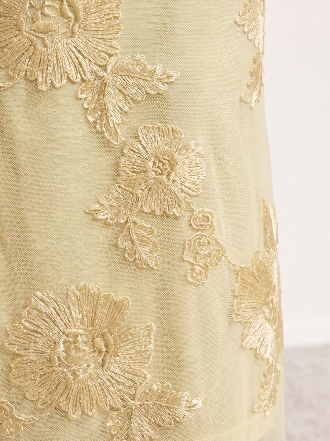 Vestido largo bordado con tirantes
