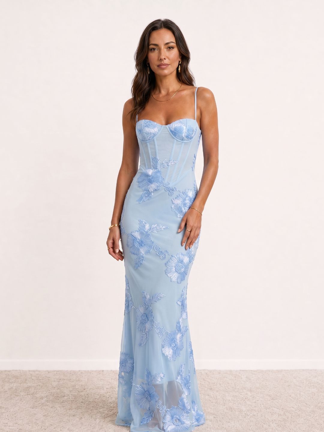 Vestido largo bordado con tirantes