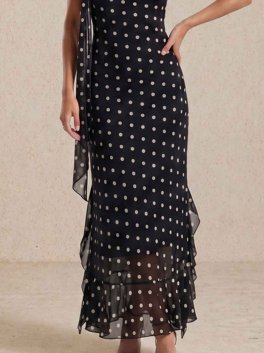 Vestido midi de lunares con tirantes