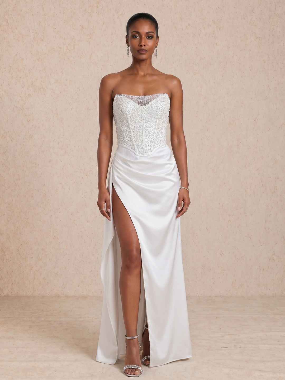 Vestido largo con cuerpo de lentejuelas