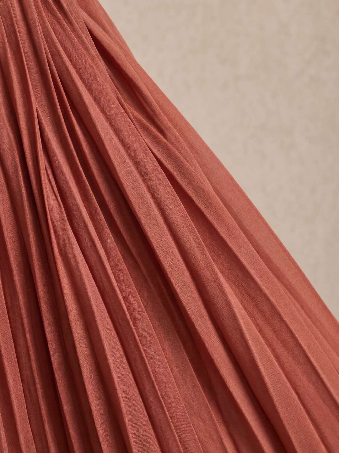 Vestido midi plisado con escote en V