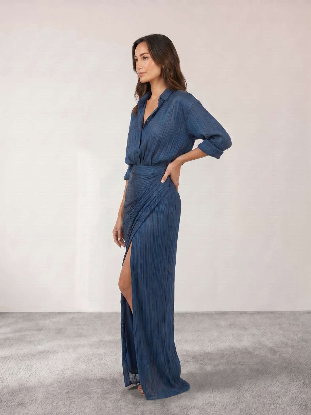 Vestido camisero plisado con abertura