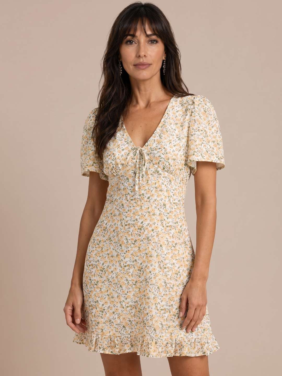 Vestido corto floral con escote fruncido