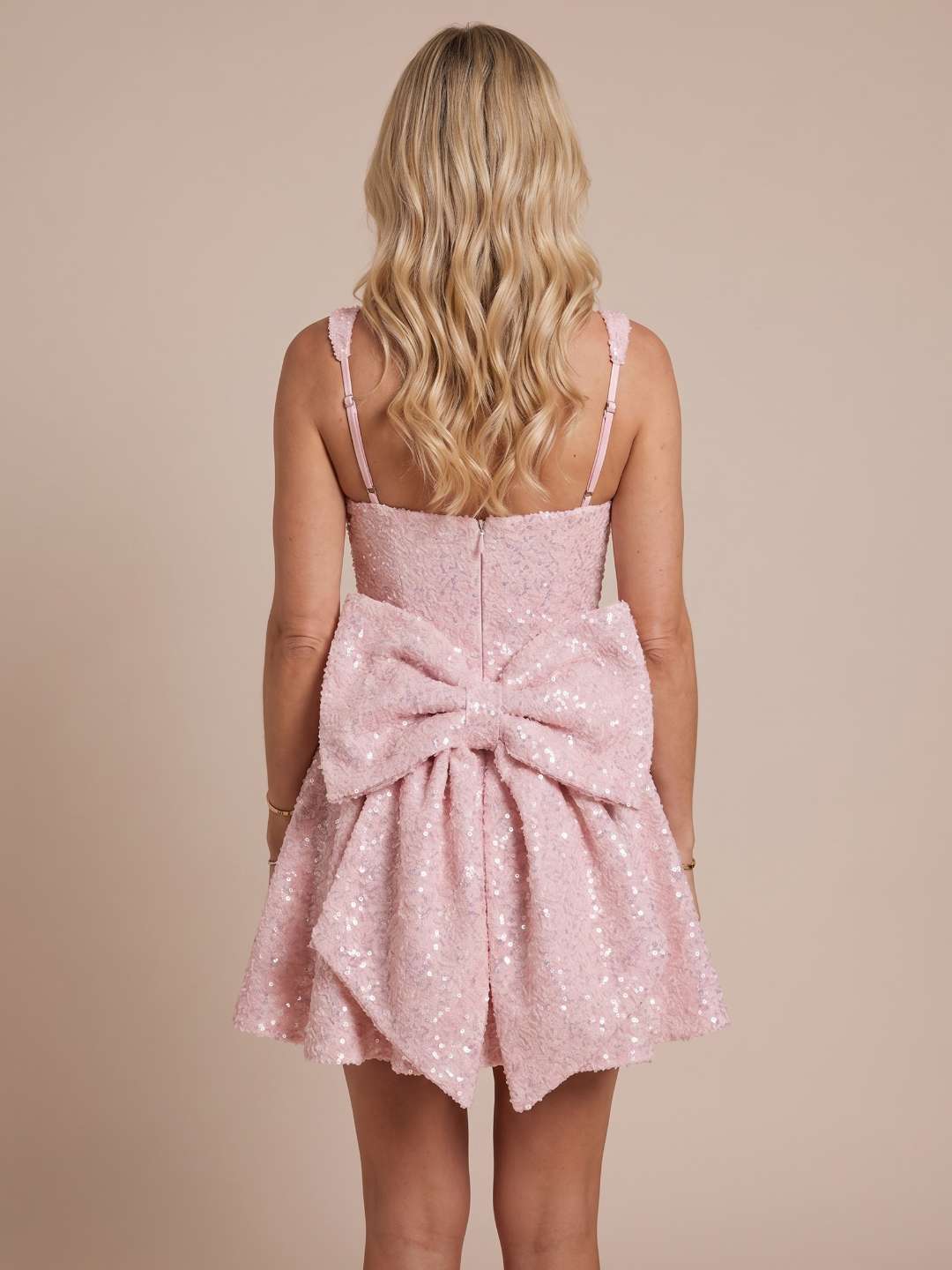 Vestido corto con brillo de corte evasé