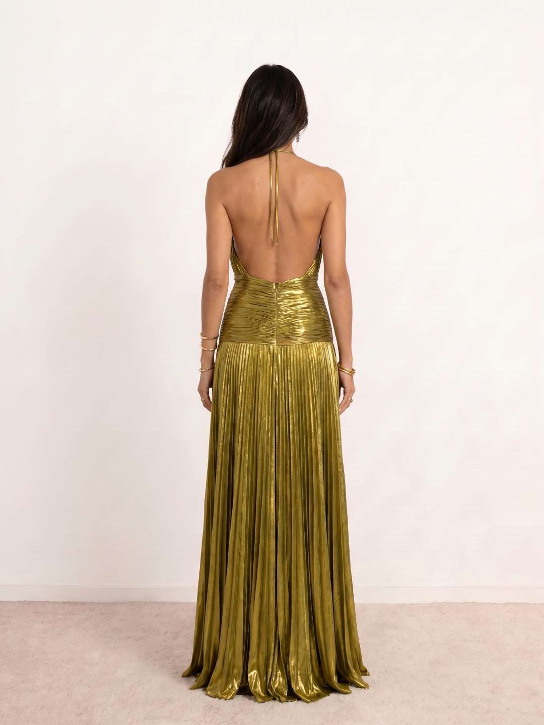 Vestido largo plisado con escote halter