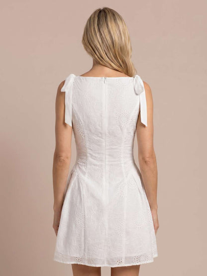 Vestido corto bordado con lazadas