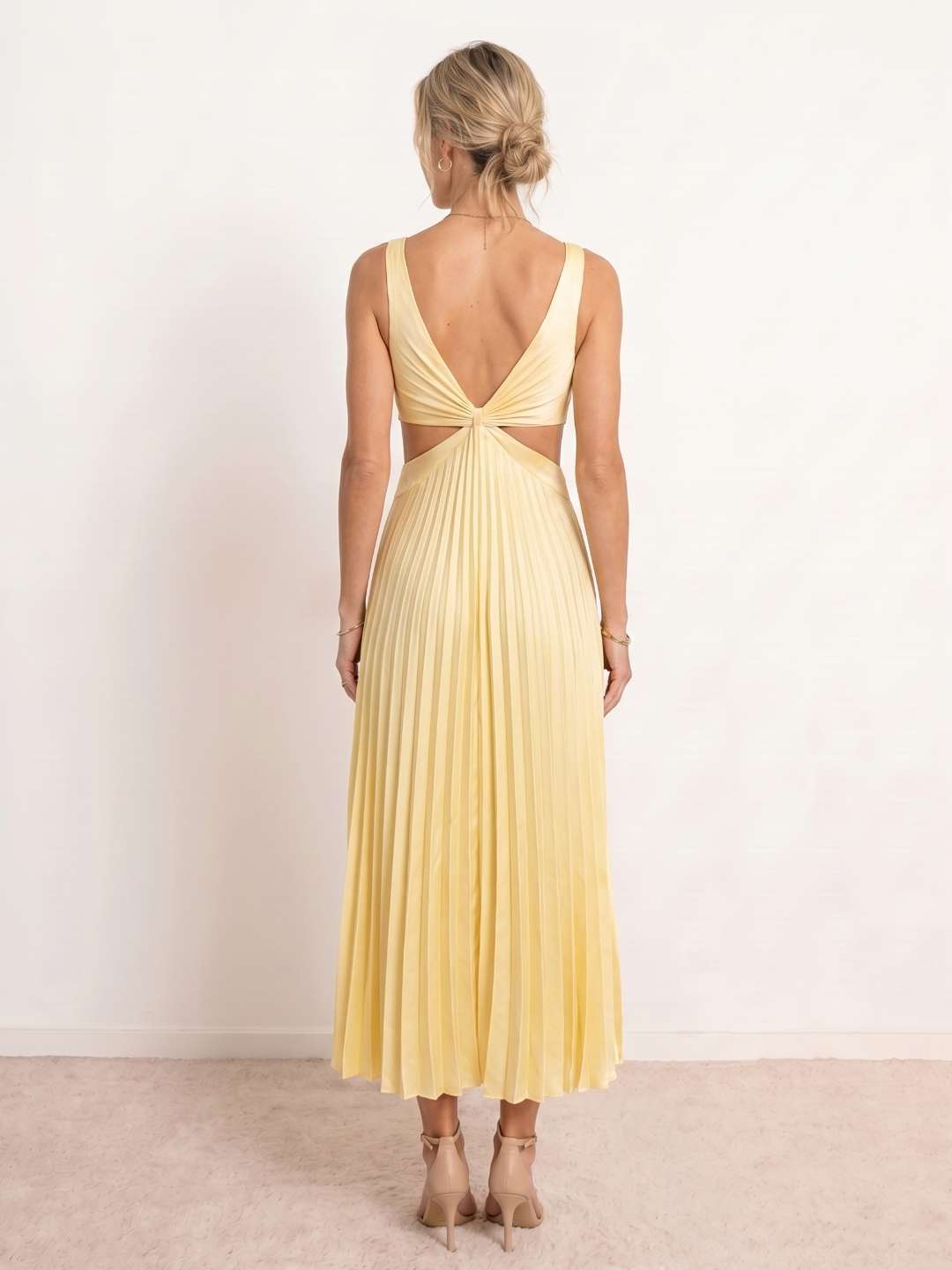 Vestido midi plisado con escote en V