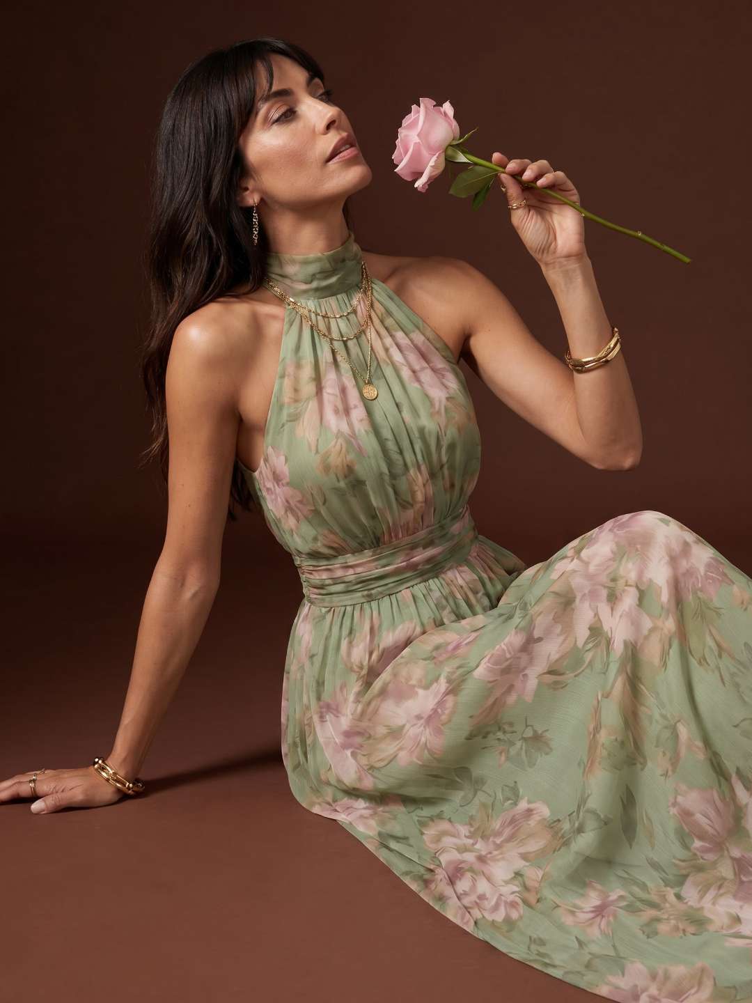 Vestido largo con cuello halter y estampado floral