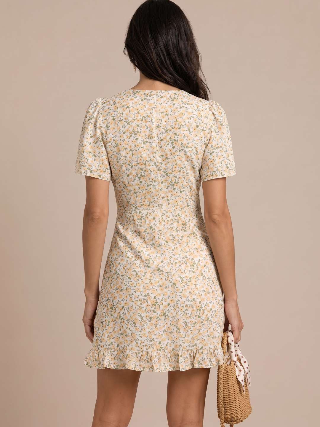 Vestido corto floral con escote fruncido