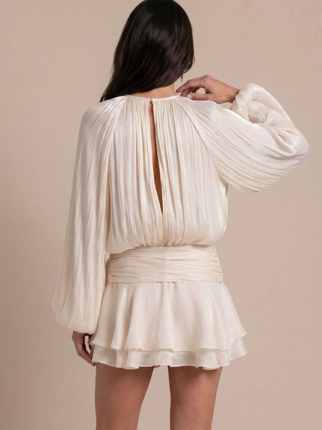 Vestido corto fluido con mangas amplias