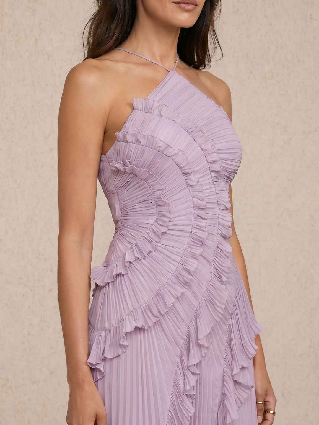 Vestido plisado con detalle de volantes