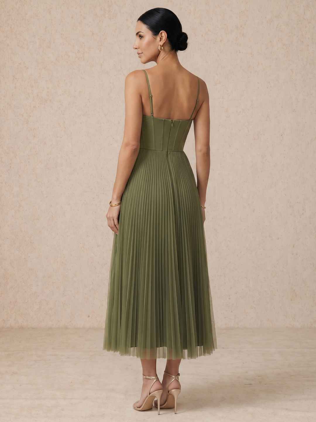 Vestido midi plisado con tirantes