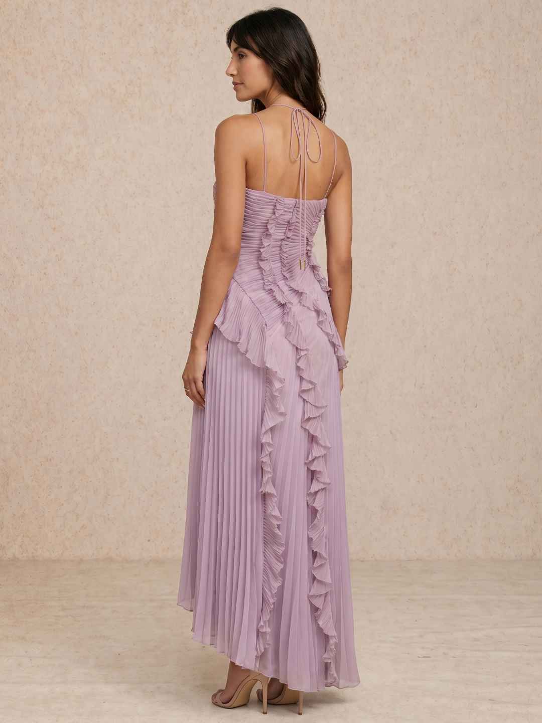 Vestido plisado con detalle de volantes