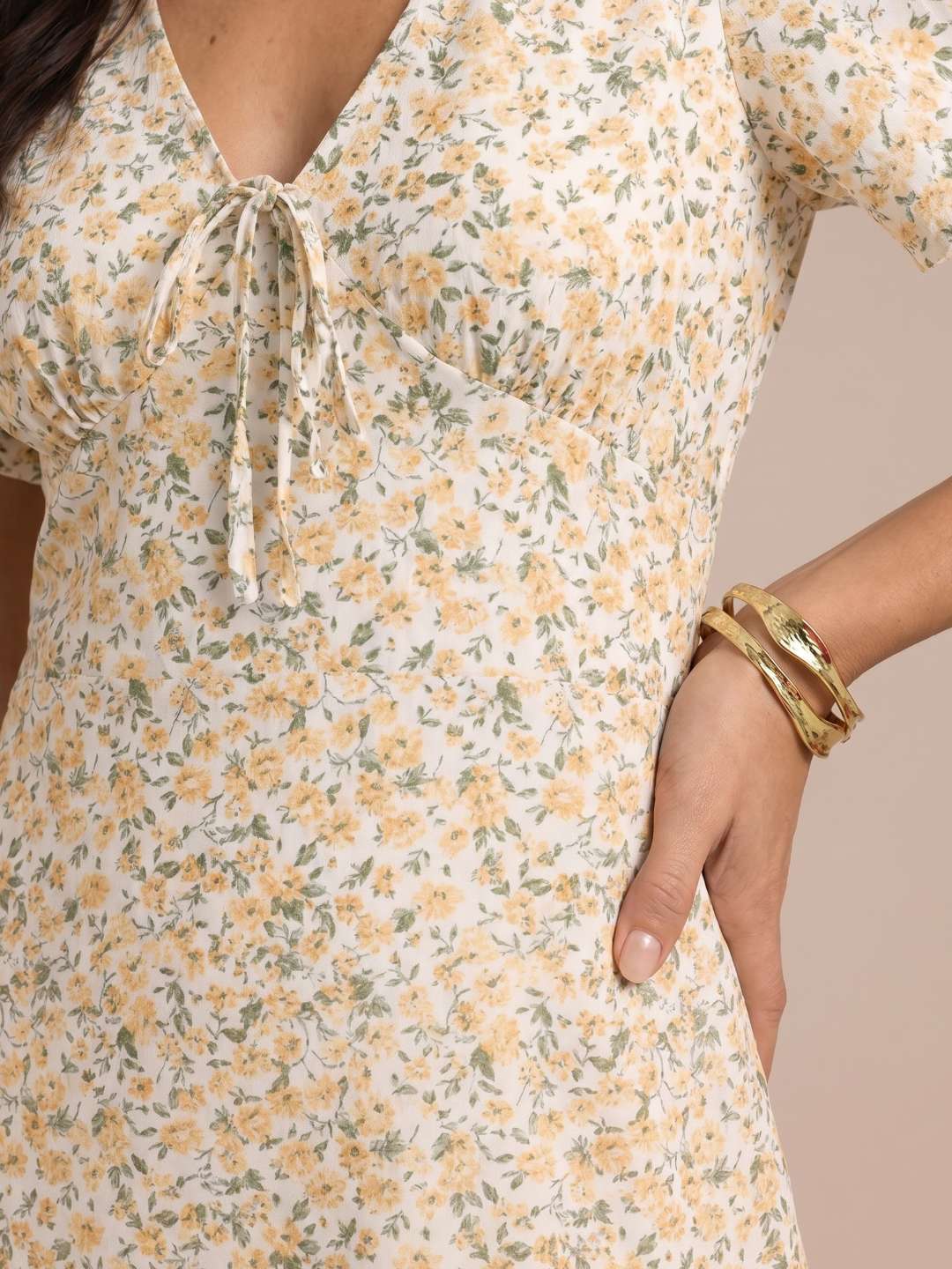 Vestido corto floral con escote fruncido