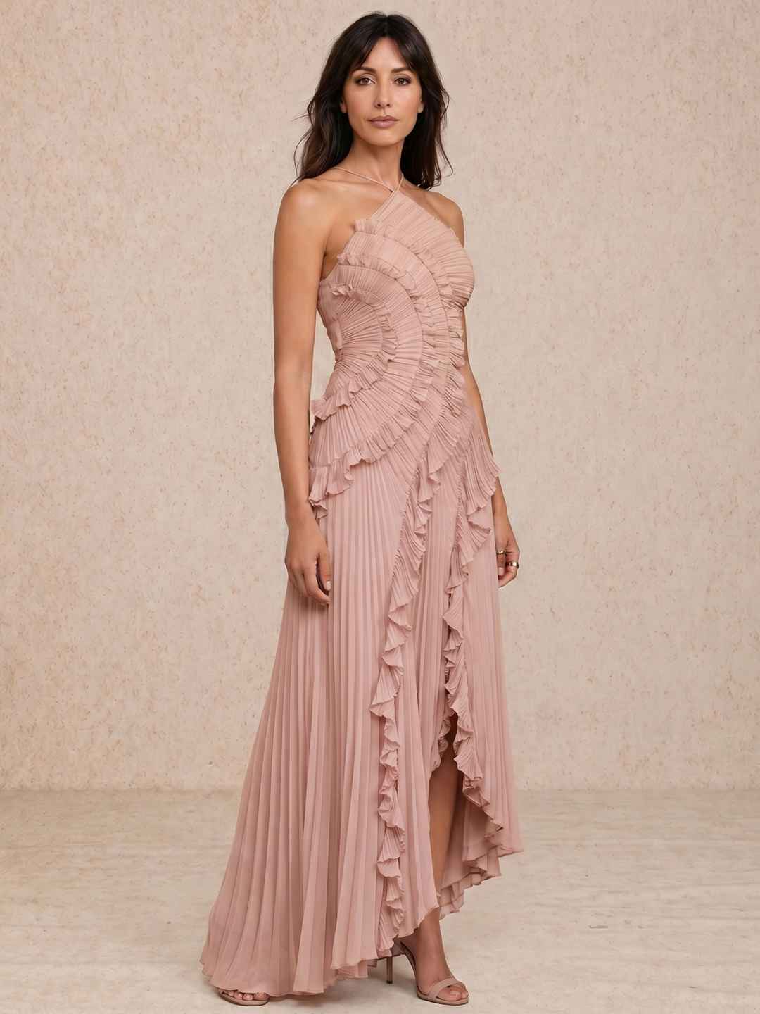 Vestido plisado con detalle de volantes