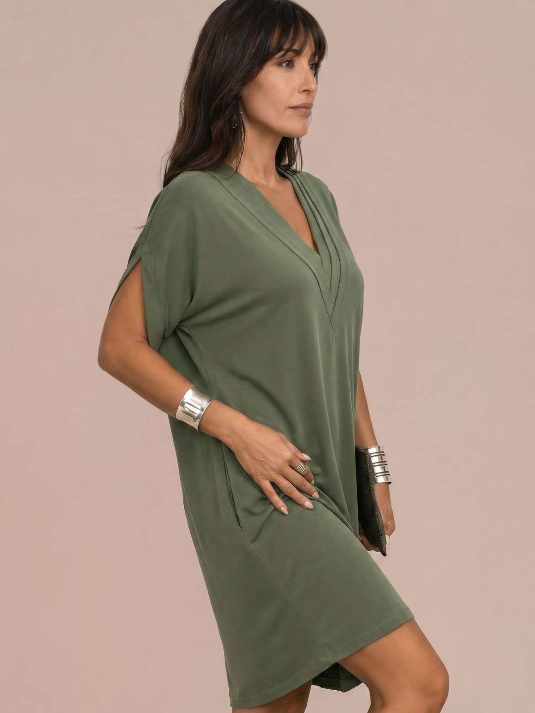 Vestido corto fluido con escote pico