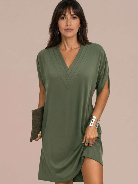 Vestido corto fluido con escote pico