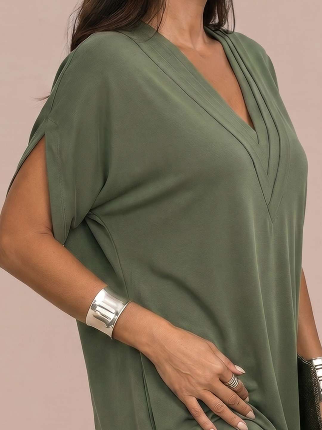 Vestido corto fluido con escote pico