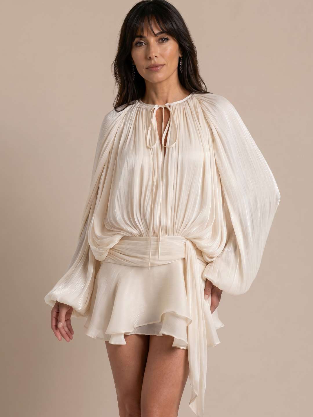 Vestido corto fluido con mangas amplias