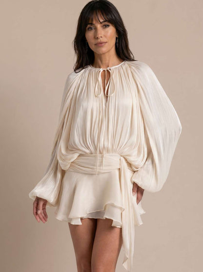 Vestido corto fluido con mangas amplias