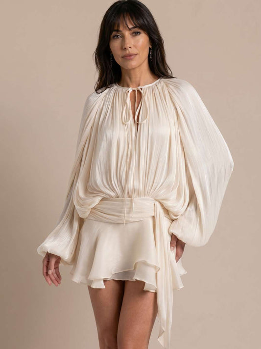 Vestido corto fluido con mangas amplias