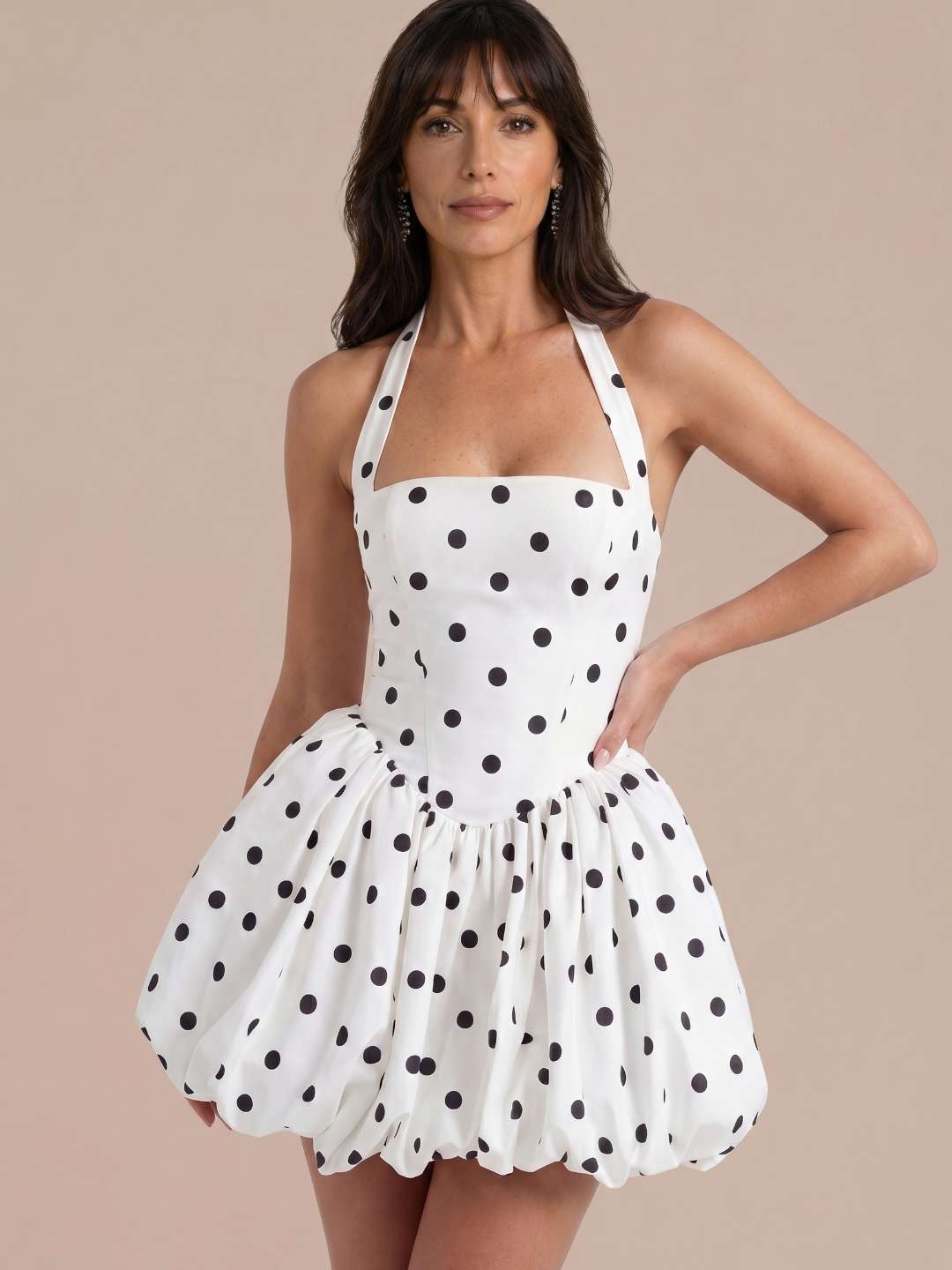 Vestido corto de lunares con falda volumen