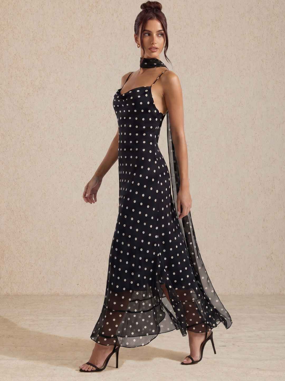 Vestido midi de lunares con tirantes