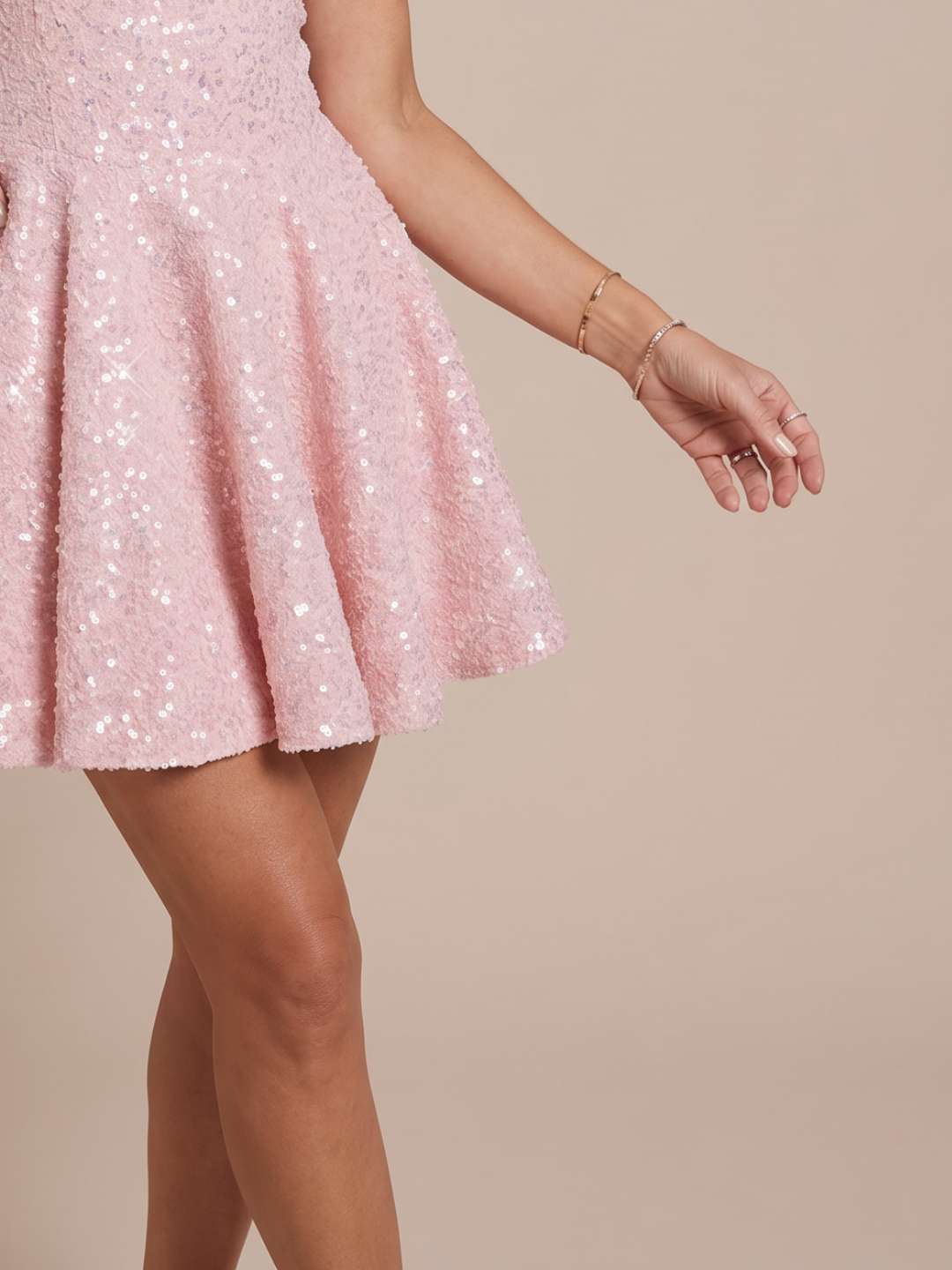 Vestido corto con brillo de corte evasé