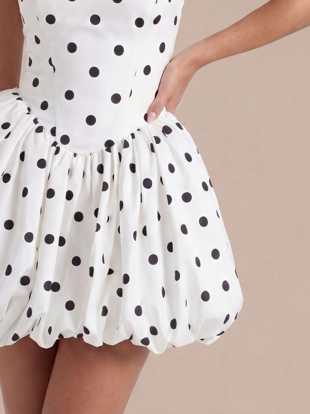 Vestido corto de lunares con falda volumen