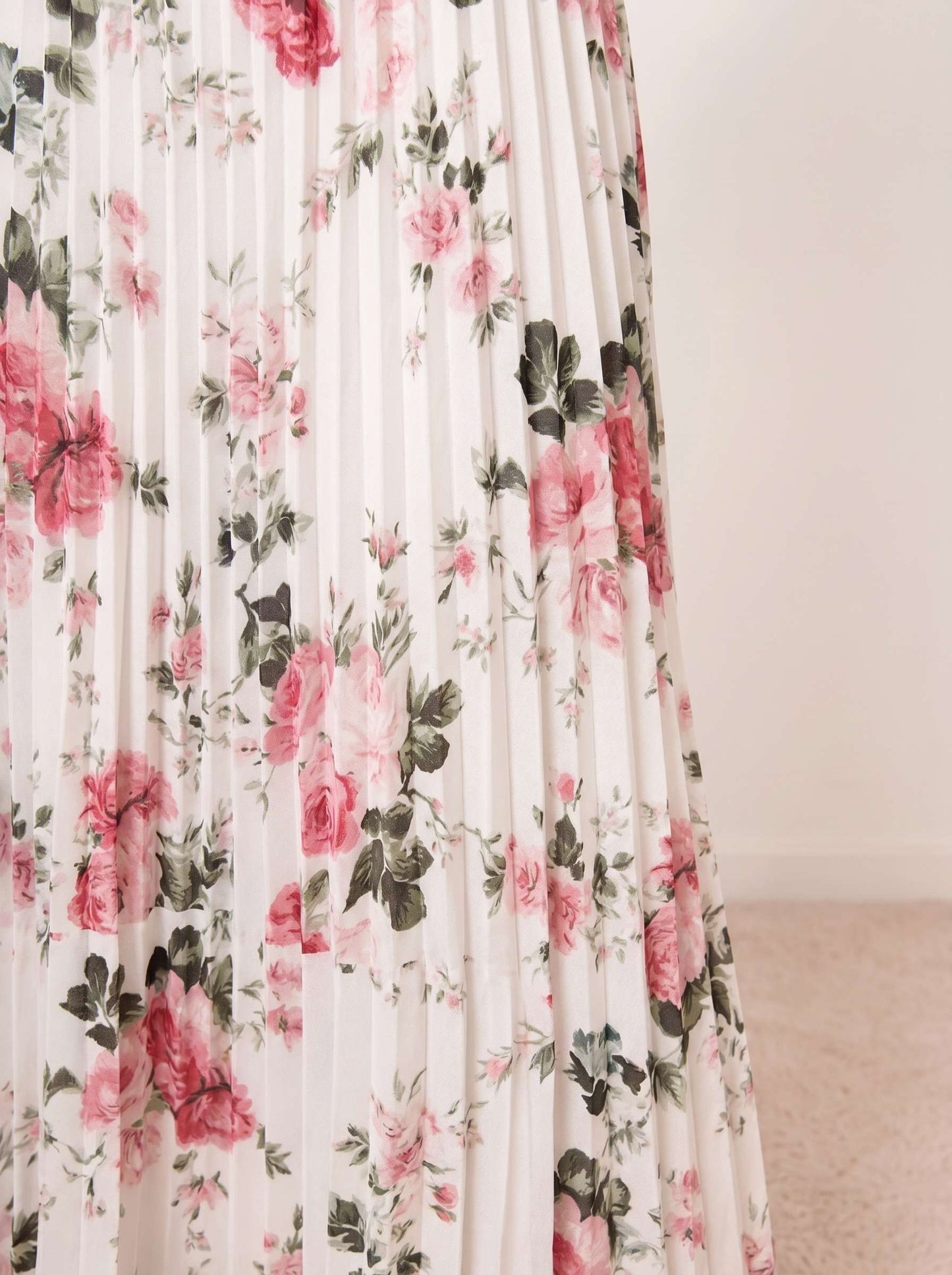 Vestido midi floral plisado con volantes