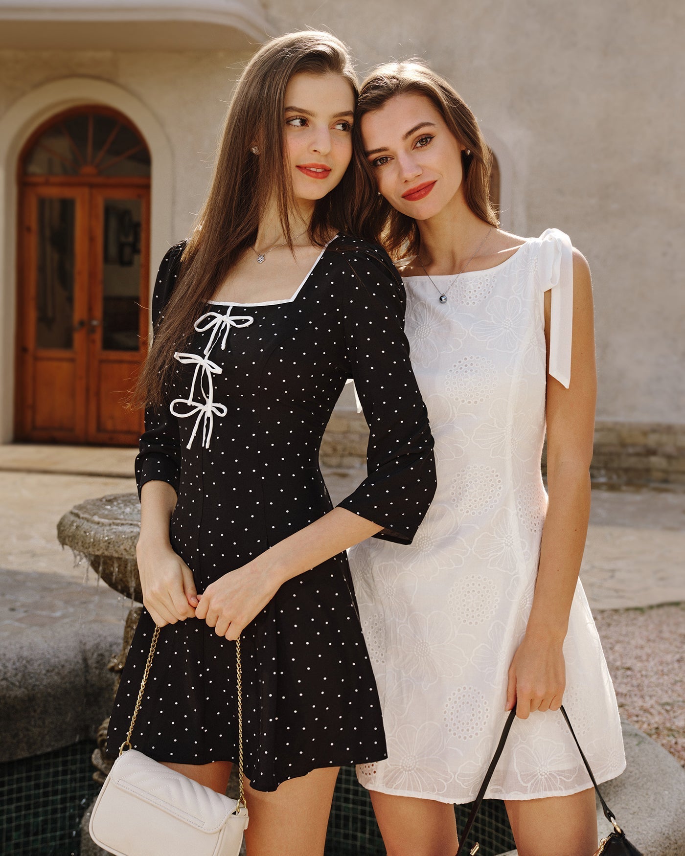 Vestido corto bordado con lazadas